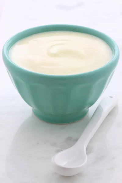 Вкусный Питательный Здоровый Свежий Простой Йогурт Винтажном Каррарском Мраморе — стоковое фото