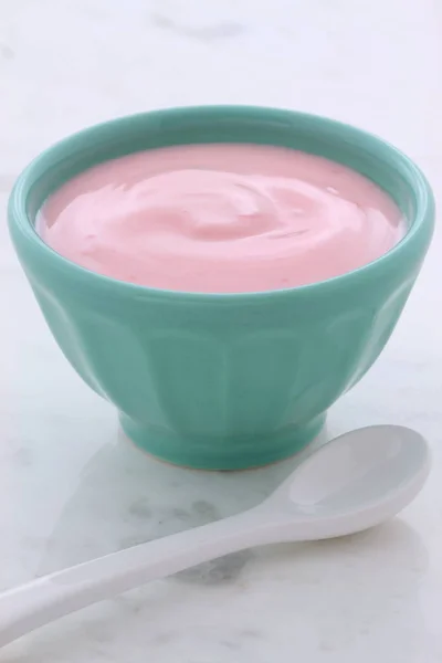 Chutné Výživné Zdravé Čerstvý Jahodový Jogurt Mramor Carrara — Stock fotografie