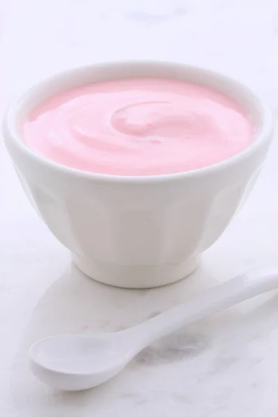 Delizioso Nutriente Sano Yogurt Alla Fragola Fresco Marmo Carrara Vintage — Foto Stock