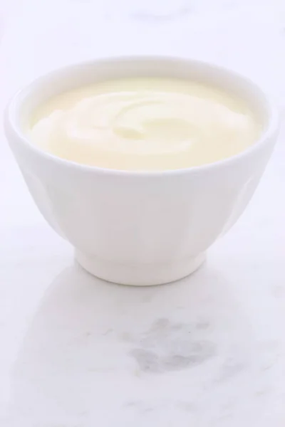 Вкусный Питательный Здоровый Свежий Обычный Йогурт Старинной Древесине — стоковое фото