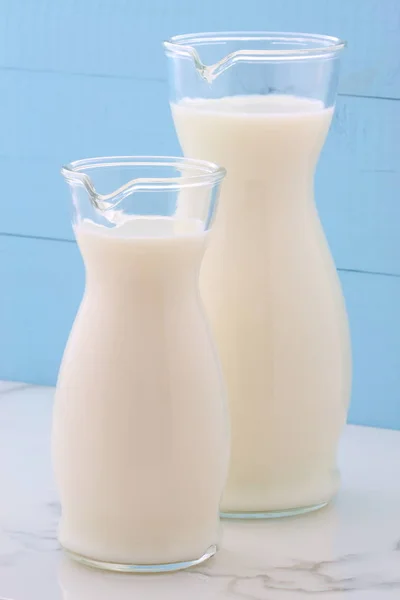 Köstliche Frische Milch Eine Der Hauptnahrungsquellen Auf Italienischem Carrara Marmor — Stockfoto