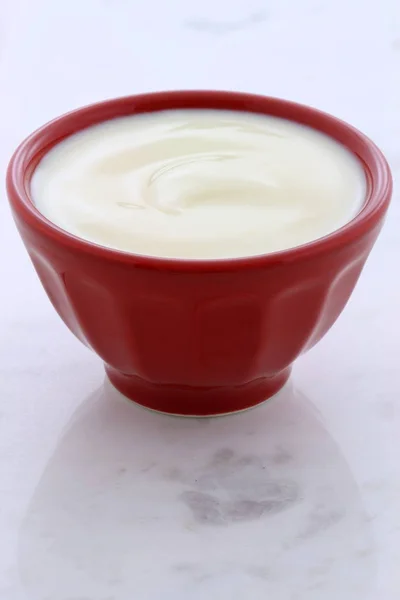 Läckra Näringsrika Och Hälsosamma Fräsch Naturell Yoghurt Carraramarmor — Stockfoto