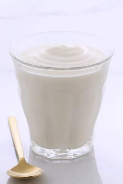 Chutné Výživné Zdravé Čerstvý Jogurt Hrnec Vinobraní Italské Carrara Mramor — Stock fotografie