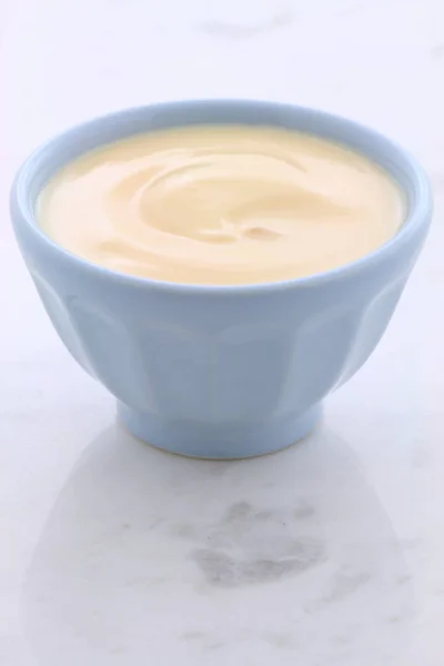 卡拉拉大理石上美味 健康的鲜桃酸奶 — 图库照片