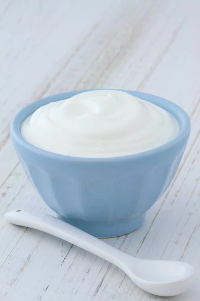 Läckra Näringsrika Och Hälsosamma Färska Vanlig Grekisk Yoghurt Antika Trä — Stockfoto