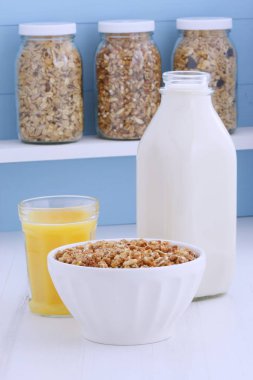 Lezzetli ve besleyici kahvaltı müsli veya granola tahıl vintage stil üzerinde hafif kızarmış.