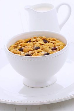 Lezzetli ve besleyici kahvaltı müsli veya granola tahıl vintage stil üzerinde hafif kızarmış.