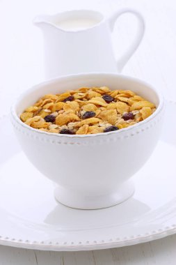 Lezzetli ve besleyici kahvaltı müsli veya granola tahıl vintage stil üzerinde hafif kızarmış.