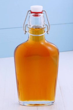 çiçekleri gelen nektarı kullanarak arılar tarafından yapılan bal sağlıklı ve besleyici yiyecek,.  