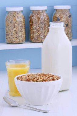 Lezzetli ve besleyici kahvaltı müsli veya granola tahıl vintage stil üzerinde hafif kızarmış.