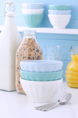 Lezzetli ve besleyici kahvaltı müsli veya granola tahıl vintage stil üzerinde hafif kızarmış.