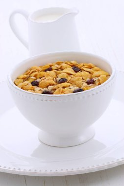 Lezzetli ve besleyici kahvaltı müsli veya granola tahıl vintage stil üzerinde hafif kızarmış.
