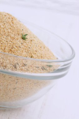 galeta unu veya ekmekli Tavuk milanese tavuk nuggets ve diğer lezzetli ekmekli yemekleri yapmak için kullanılan madde  