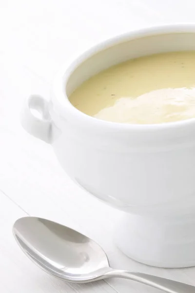 奶油和略有经验丰富的玉米浓汤 这美味的奶油汤是一种类似于新英格兰蛤蜊浓汤厚汤 — 图库照片