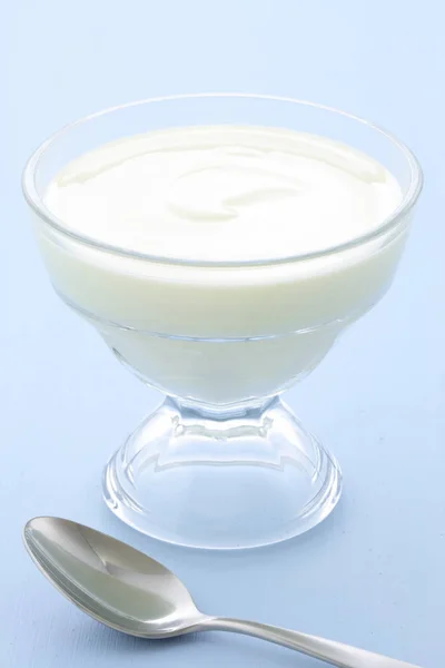 新鲜和美味的奶油酸奶 健康平稳的零食 完美在任何时间 — 图库照片