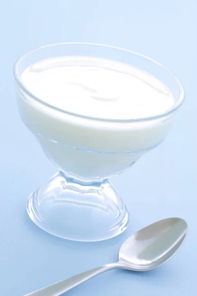 Läckra Näringsrika Och Hälsosamma Fräsch Naturell Yoghurt Vintage Trä Inställning — Stockfoto