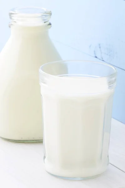 Läcker Näringsrik Och Färsk Mjölkflaska Och Glas Mjölk — Stockfoto