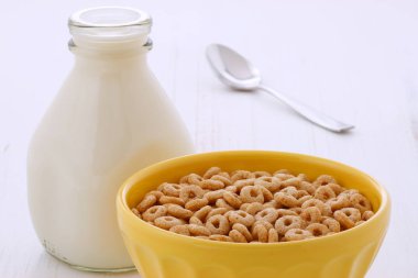 Lezzetli ve besleyici hafifçe tost bal fındık Mısır gevreği vintage stil üzerinde döngüler