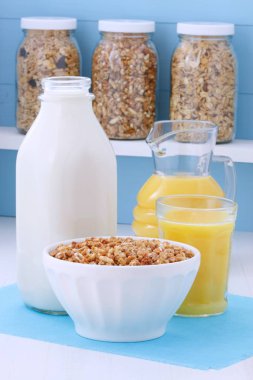 Lezzetli ve besleyici kahvaltı müsli veya granola tahıl vintage stil üzerinde hafif kızarmış.