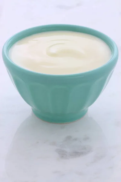 在老式的卡拉拉大理石设置上美味 健康新鲜酸奶 — 图库照片