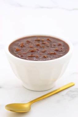 Esnaf Meksika isot sos tüm Meksika, Teksas-Meksika Tarifleri ve iki taraf için mükemmel bir lezzetli dumanlı lezzet ile vintage carrara mermer tabloda.