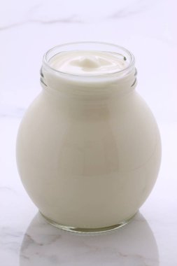 lezzetli, besleyici ve sağlıklı taze yoğurt pot. Vintage İtalyan carrara mermer retro stil üzerinde.