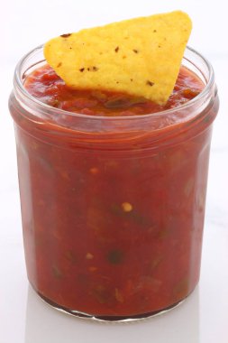 Esnaf Meksika daldırma salsa ile lezzetli taze hafif bir sıcak lezzet için tüm yemek mükemmel vintage carrara mermer tabloda.