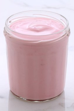 Lezzetli Fransız muhallebi tarzı yoğurt içinde işlemi sırasında karışık meyve ile. Vintage İtalyan carrara mermer retro stil.