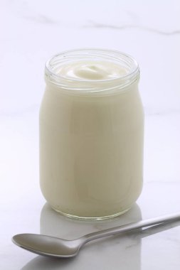 lezzetli, besleyici ve sağlıklı taze yoğurt pot. Vintage İtalyan carrara mermer retro stil üzerinde.