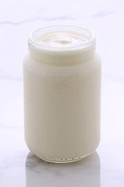 lezzetli, besleyici ve sağlıklı taze yoğurt pot. Vintage İtalyan carrara mermer retro stil üzerinde.