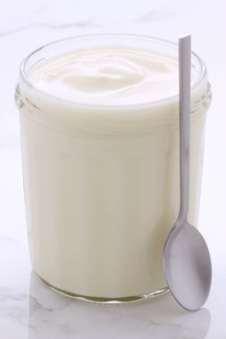 lezzetli, besleyici ve sağlıklı taze yoğurt pot. Vintage İtalyan carrara mermer retro stil üzerinde.