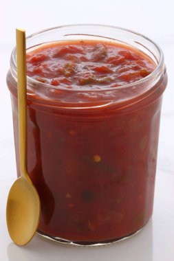 Esnaf Meksika daldırma salsa ile lezzetli taze hafif bir sıcak lezzet için tüm yemek mükemmel vintage carrara mermer tabloda.