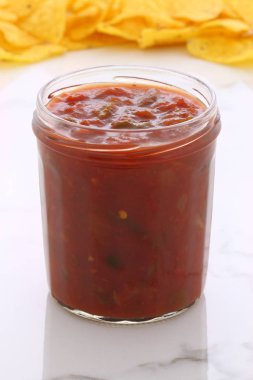 Esnaf Meksika daldırma salsa ile lezzetli taze hafif bir sıcak lezzet için tüm yemek mükemmel vintage carrara mermer tabloda.
