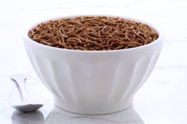 taze ve leziz buğday kepeği tahıl, vintage carrara mermer üzerinde.