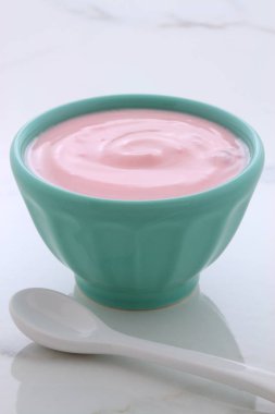 Lezzetli Fransız muhallebi tarzı yoğurt içinde işlemi sırasında karışık meyve ile. Vintage İtalyan carrara mermer retro stil.