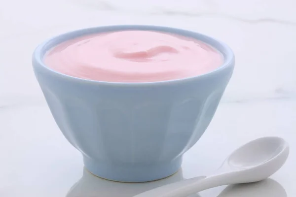 Delicioso Yogur Fresa Griego Batido Lentamente Con Mucha Fruta Proteína — Foto de Stock