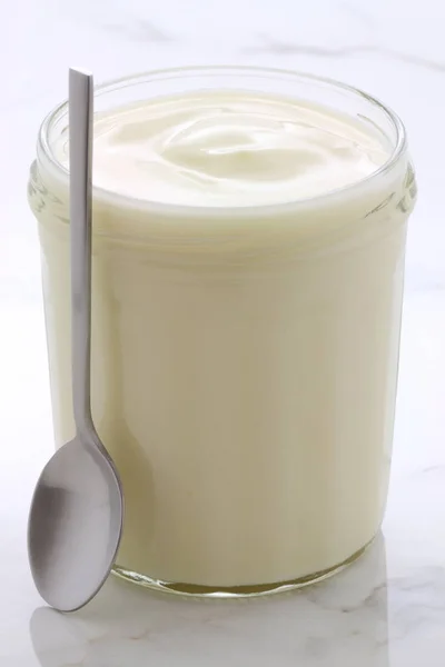 Chutné Výživné Zdravé Čerstvý Jogurt Pohár Ročník Italské Carrara Mramor — Stock fotografie