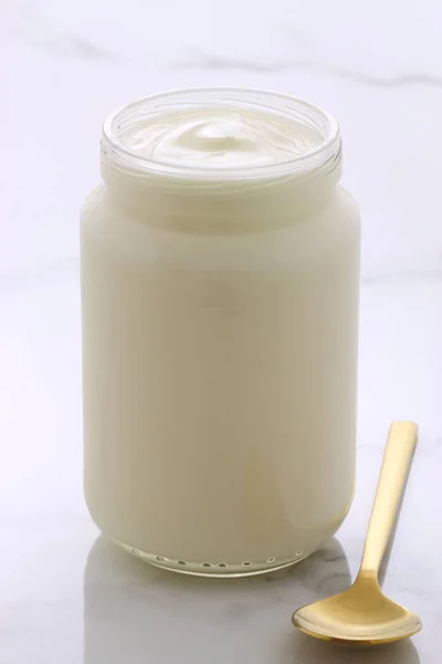 健康的新鲜酸奶罐 在老式的意大利卡拉拉大理石复古风格 — 图库照片
