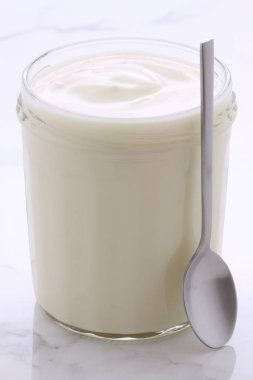 lezzetli, besleyici ve sağlıklı taze yoğurt pot. Vintage İtalyan carrara mermer retro stil üzerinde.