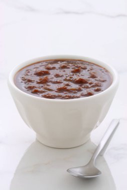 Esnaf Meksika isot sos tüm Meksika, Teksas-Meksika Tarifleri ve iki taraf için mükemmel bir lezzetli dumanlı lezzet ile vintage carrara mermer tabloda.