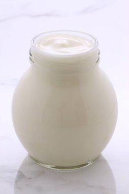 lezzetli, besleyici ve sağlıklı taze yoğurt pot. Vintage İtalyan carrara mermer retro stil üzerinde.