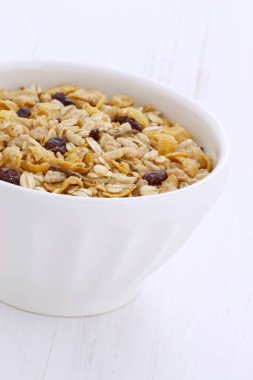 Vintage stil üzerinde süt ile lezzetli ve besleyici kahvaltı müsli veya granola tahıl.