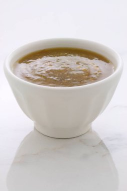 Esnaf Meksika domates sosu ile bir lezzetli hafif sıcak lezzet tüm Meksika, Teksas-Meksika Tarifleri ve iki taraf için mükemmel vintage carrara mermer tabloda. 