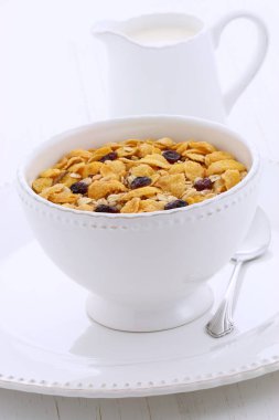Lezzetli ve besleyici kahvaltı müsli veya granola tahıl vintage stil üzerinde hafif kızarmış.