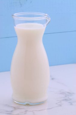 Lezzetli taze süt, bir vintage İtalyan carrara mermer, çiftlik stil mutfak beslenme birincil kaynaklar.