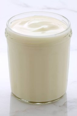 lezzetli, besleyici ve sağlıklı taze yoğurt pot. Vintage İtalyan carrara mermer retro stil üzerinde.