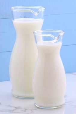 Lezzetli taze süt, bir vintage İtalyan carrara mermer, çiftlik stil mutfak beslenme birincil kaynaklar.