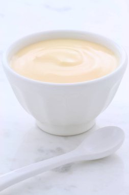 Lezzetli, besleyici ve sağlıklı taze şeftali yoğurt vintage carrara mermer üzerinde.