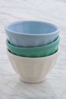 muhteşem café au lait carrara mermer tezgah üstüne kaseler
