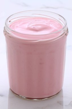 Lezzetli Fransız muhallebi tarzı yoğurt içinde işlemi sırasında karışık meyve ile. Vintage İtalyan carrara mermer retro stil.